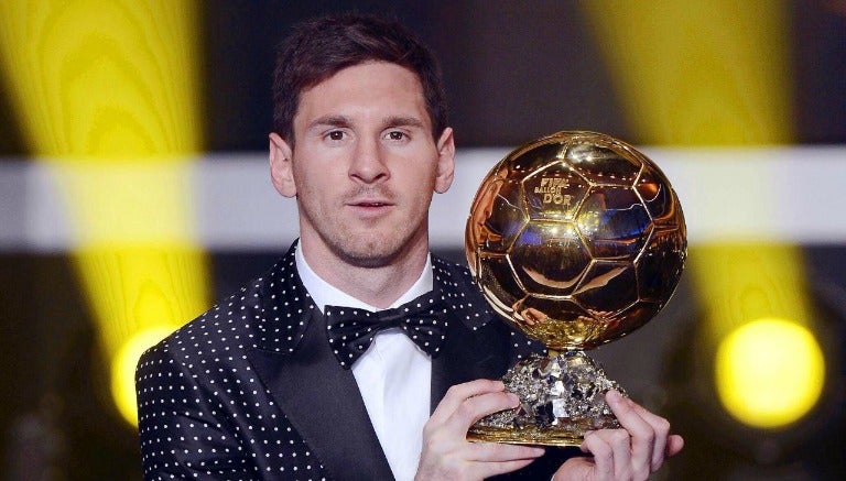 Messi posa con el Balón de Oro