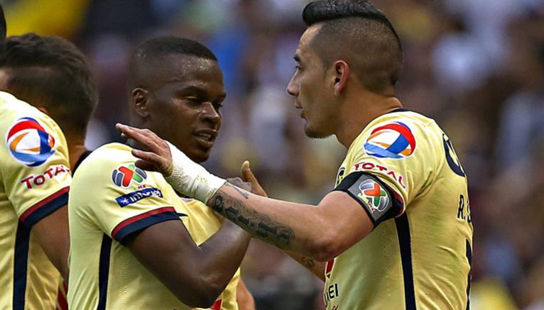 Darwin y Sambueza en un partido con América