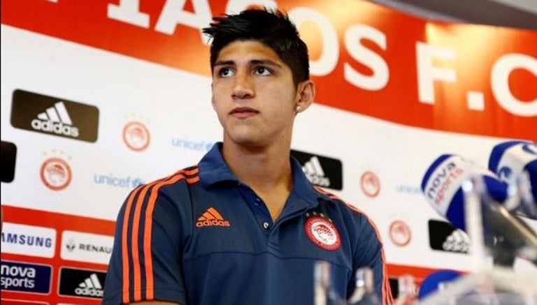 Alan Pulido en conferencia con Olympiacos