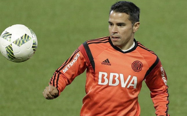 Saviola controla el balón en una práctica