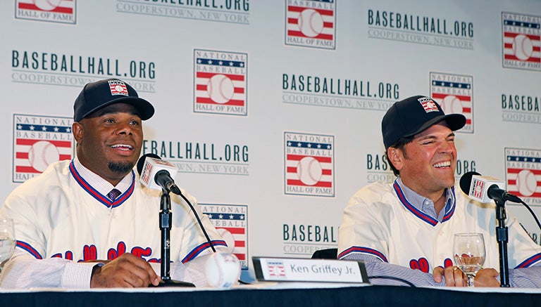 Ken Griffey Jr. y Mike Piazza en la conferencia del Salón de la Fama