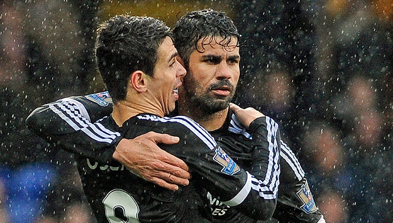 Oscar y Diego, abrazándose en un juego con el Chelsea