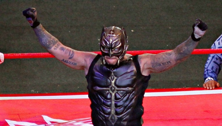 Rey Mysterio en su lucha contra Myzteziz en Triplemanía