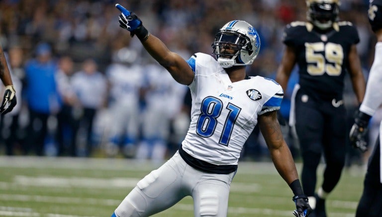 Calvin Johnson hace la señal de primero y diez