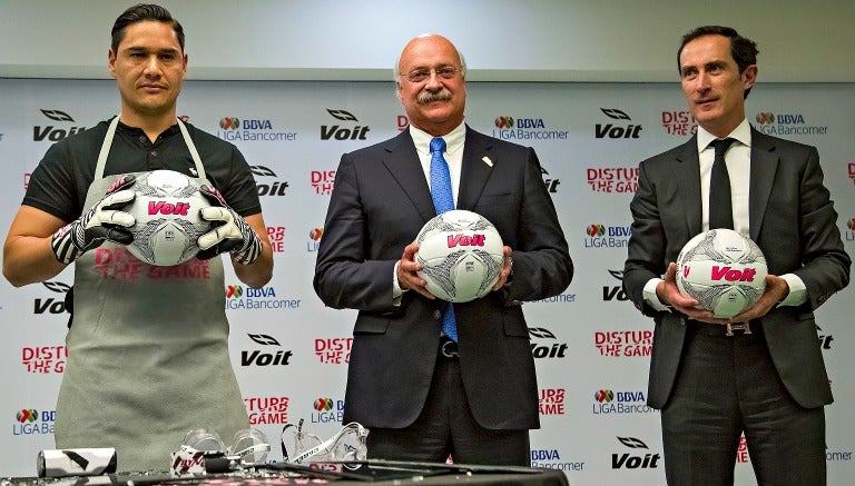 Muñoz, Bonilla y Gámez presentan el balón del C2016