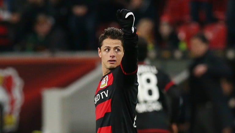 Javier Hernández en un partido de Leverkusen