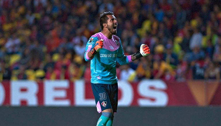 Miguel Fraga festeja un gol con el Atlas