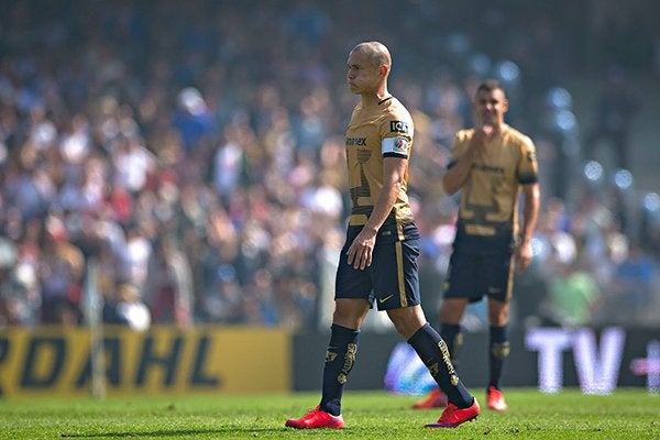 Verón camina en el duelo contra América