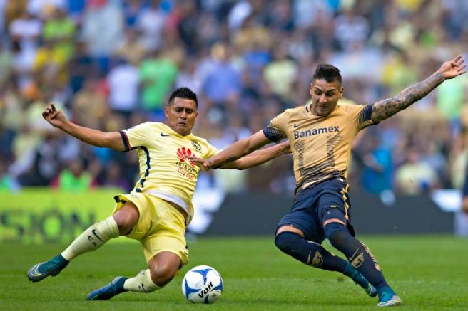 Osvaldo Martínez pelea un balón frente a Ismael Sosa