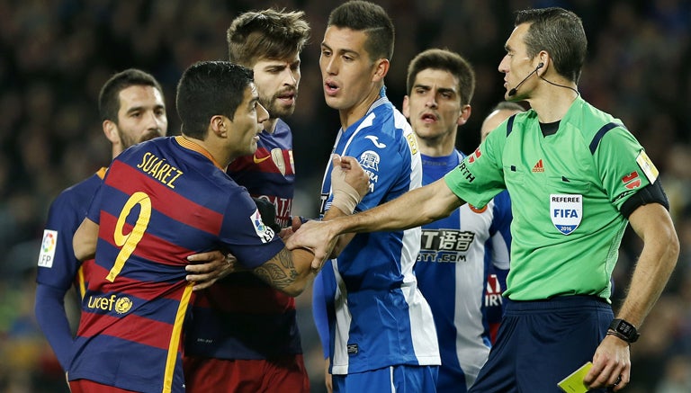 Luis Suárez reclama durante el duelo contra Espanyol