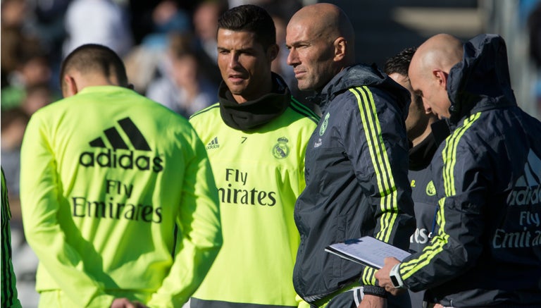 Zinedine Zidane junto a Cristiano en una práctica del Madrid