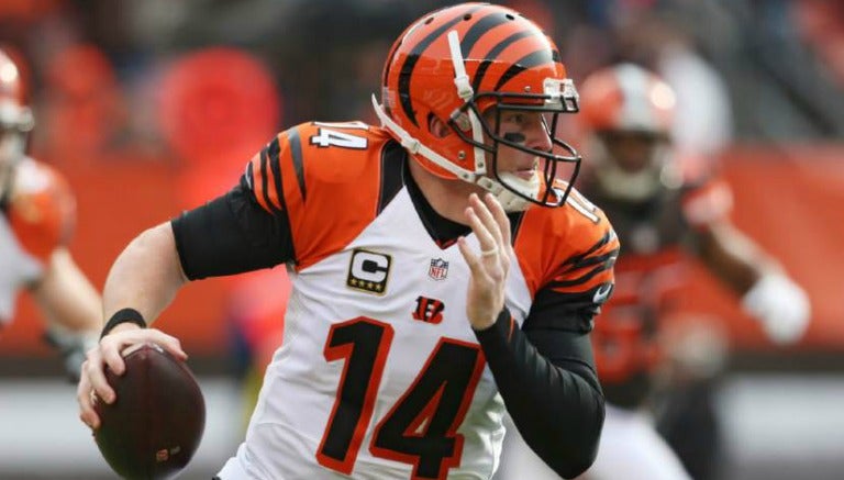 Andy Dalton corre con el balón