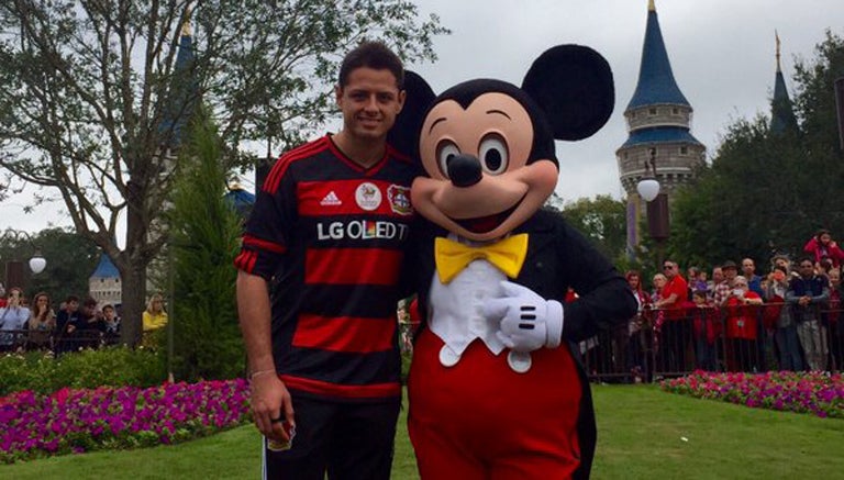 Chicharito posa junto a Mickey Mouse