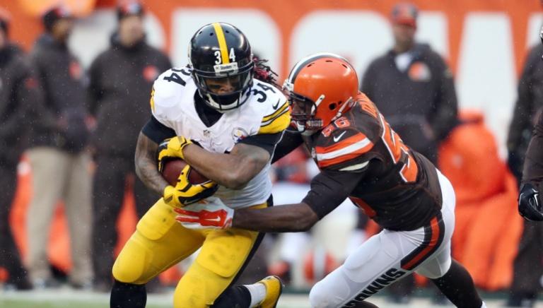 Williams protege el balón ante el jugador de Cleveland, Karlos Dansby