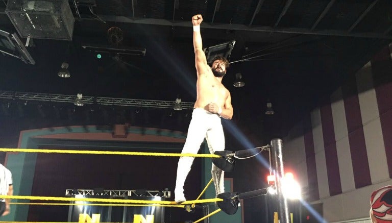 Manny Andrade después de su primera lucha en NXT