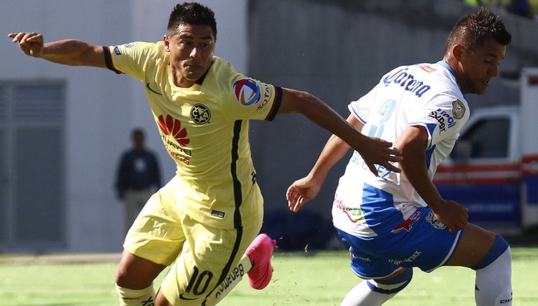 Oswaldo Martínez disputa el balón contra Puebla