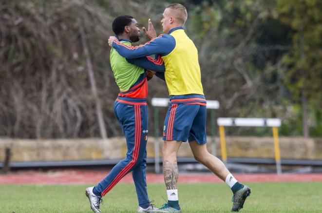 Miquel Nelom y Tony Vilhena comenzaron la pelea en el entrenamiento