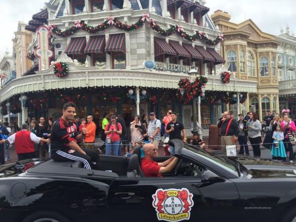 Chicharito saluda a los asistentes en Disney