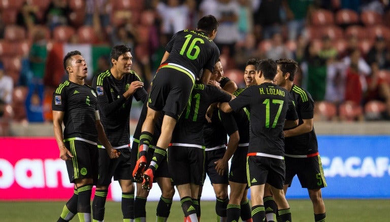 Jugadores de México festejan un gol en Preolímpico