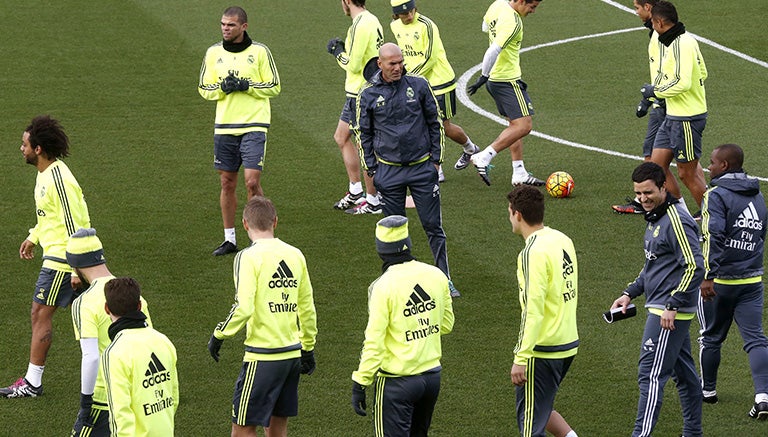 Zidane observa entrenamiento del Real Madrid