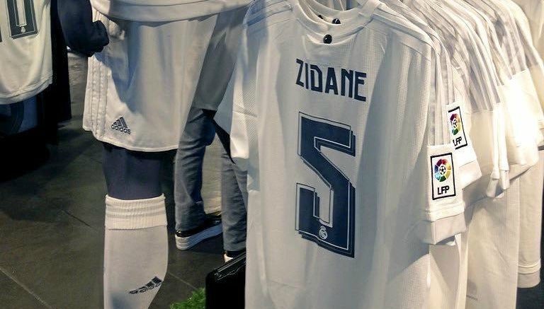 Playeras de Zidane, en la tienda del Santiago Bernabéu