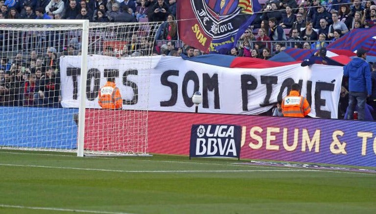 La pancarta en apoyo a Piqué en el Camp Nou