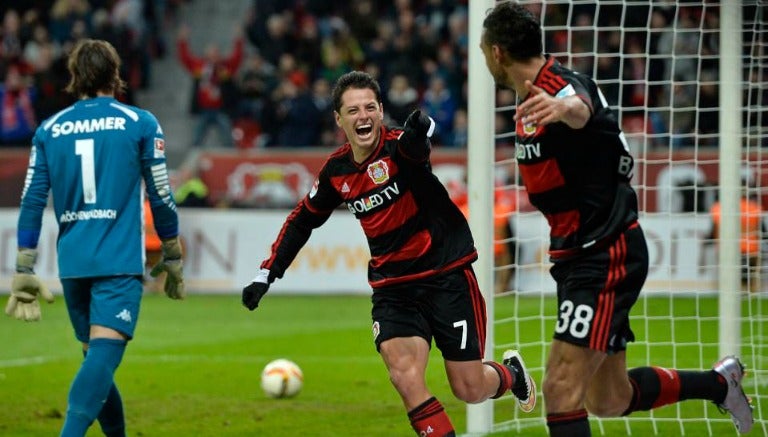 Chicharito celebra un gol con el Bayer Leverkusen