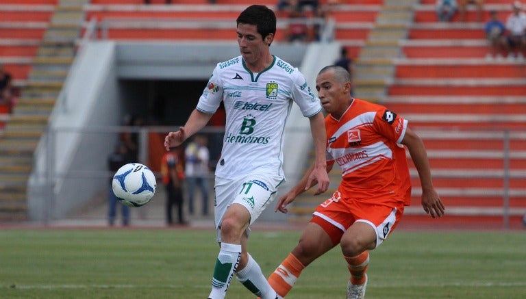 Marco Bueno disputa un balón durante un partido con el León