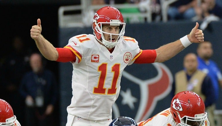 Alex Smith dando indicaciones en el juego de comodín