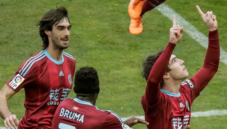 Los jugadores de la Real Sociedad celebran un gol