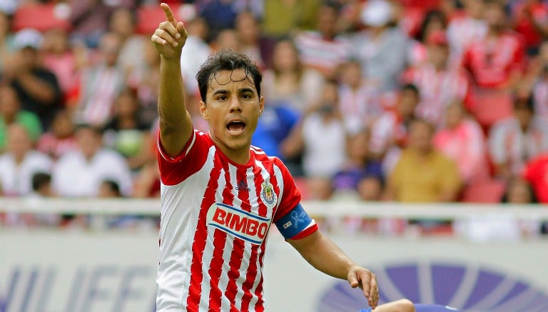 Omar Bravo, en un partido con Chivas