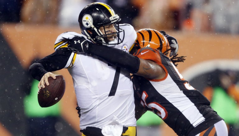 Roethlisberger intenta enviar un pase ante el agobio rival