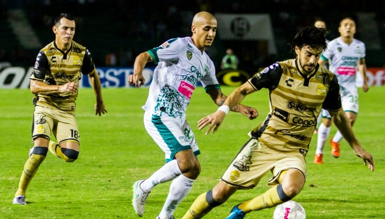 Jonathan Lacerda y Luis Rodríguez pelean por el balón