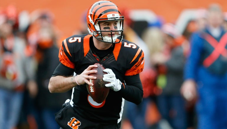 A.J. McCarron se prepara para lanzar un pase