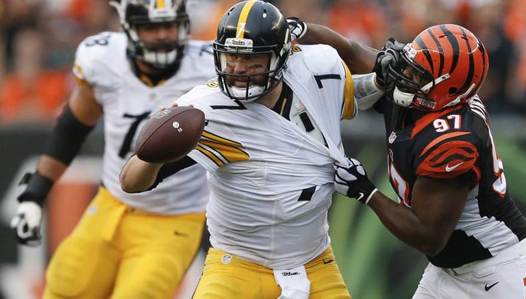 Ben Roethlisberger es presionado por la defensiva de Cincinnati