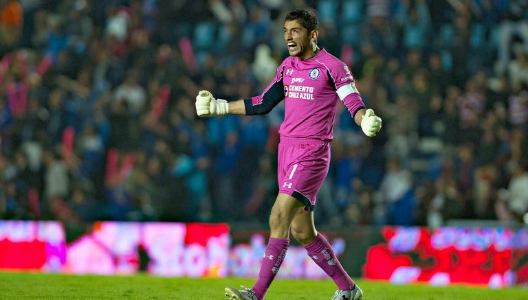 Jesús Corona en un partido de Cruz Azul