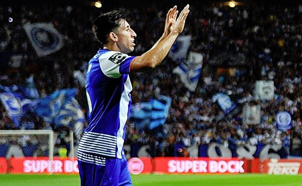 Herra festeja un gol con Porto