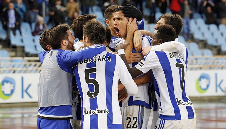 Jugadores de la Real festejan tras una anotación