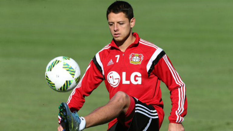 Chicharito domina el balón, durante entrenamiento