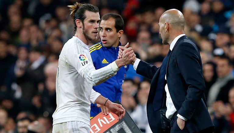 Bale estrecha la mano de Zidane en el juego contra el Depor