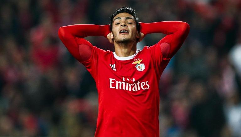 Jiménez se lamenta durante un encuentro con el Benfica