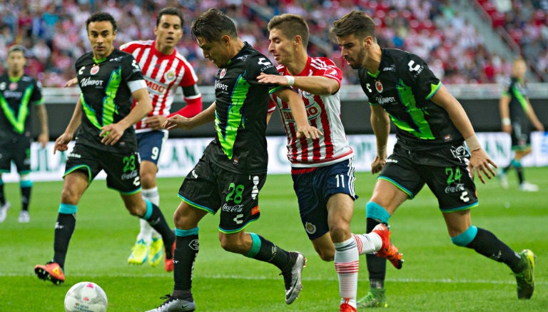 Jugadores de Veracruz y Chivas disputan el balón