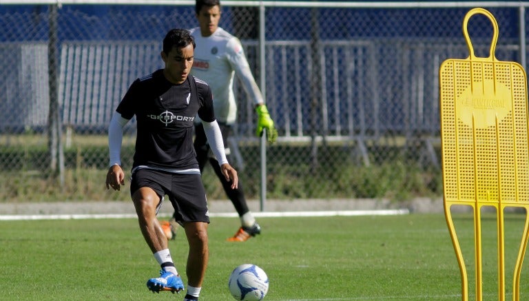 Omar Bravo controla el balón en práctica del Rebaño