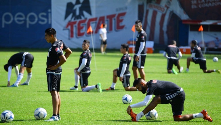 Jugadores de Chivas durante un entrenamiento