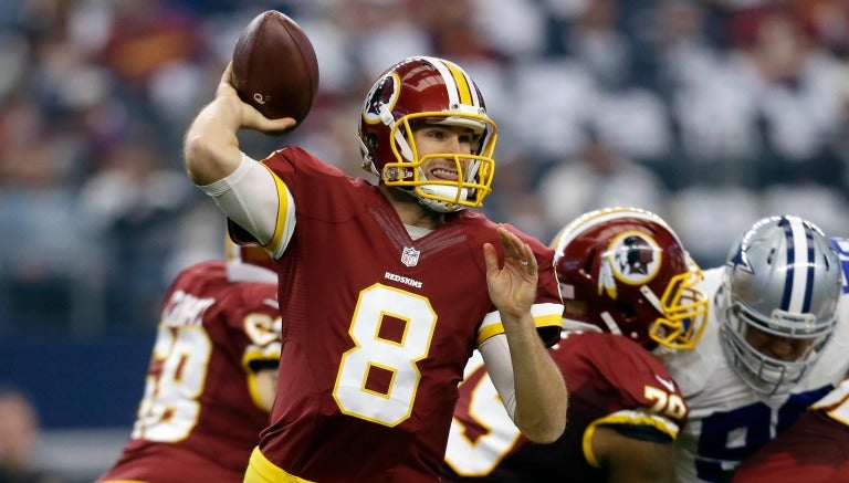 Kirk Cousins intenta mandar un pase