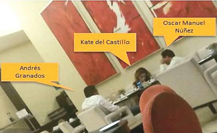 Kate del Castillo y Sean Penn esperan en un aeropuerto