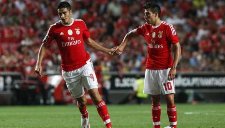 Raúl Jiménez, durante un partido del Benfica