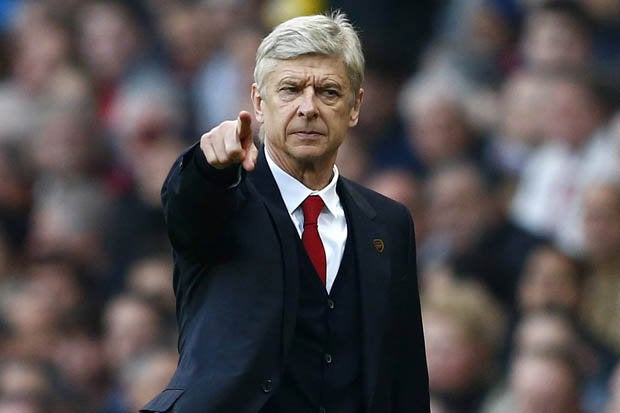 Wenger da indicaciones a sus jugadores