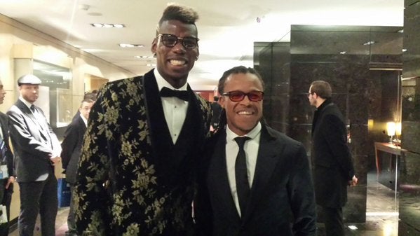 Pogba posa junto a Davids en la alfombra roja