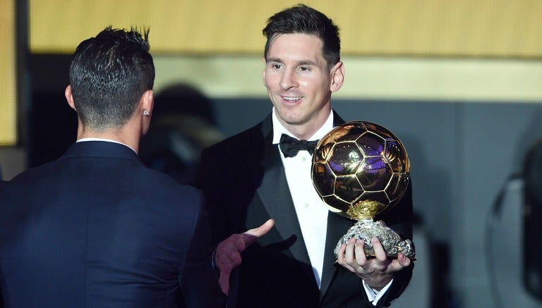 Messi y CR7 se saludan tras la entrega del trofeo